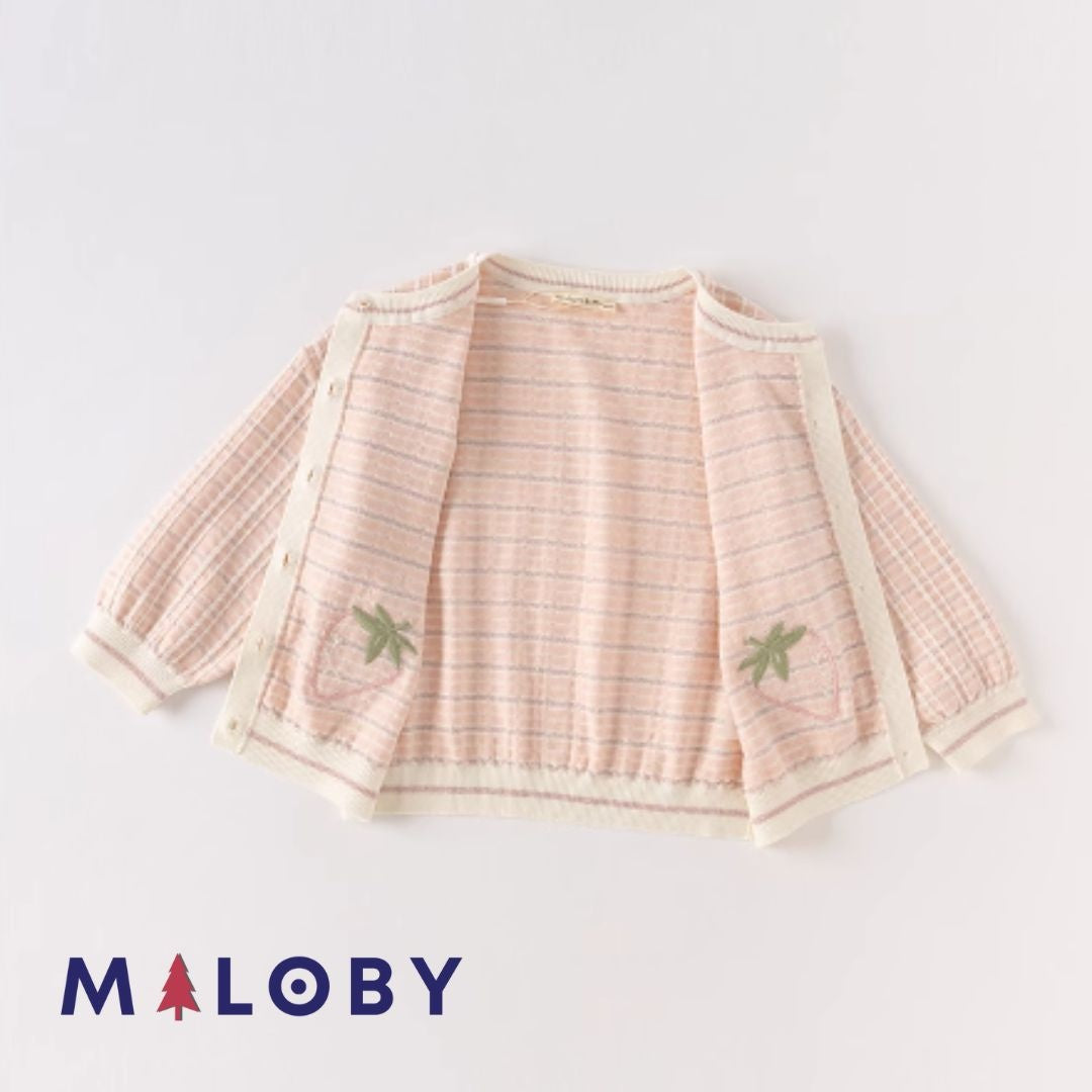 Cardigan rose à motif fraise pour enfants, parfait pour les anniversaires et les occasions spéciales.