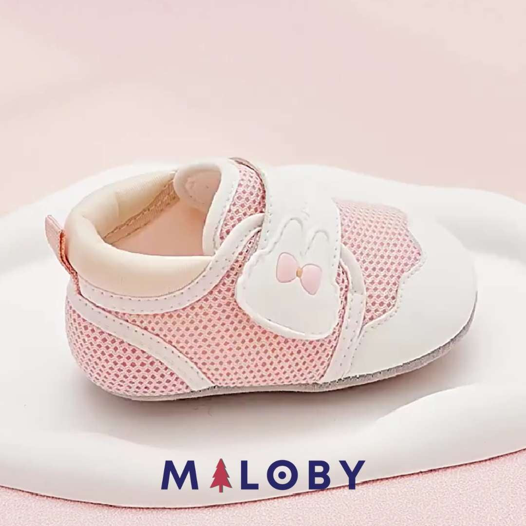Chaussons souples en rose pour bébé fille, parfaits pour l'anniversaire et le quotidien.