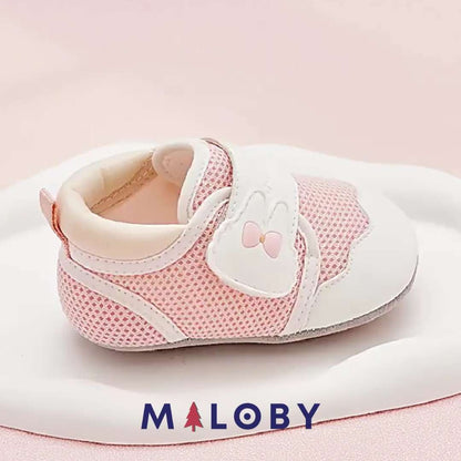 Chaussons souples en rose pour bébé fille, parfaits pour l'anniversaire et le quotidien.
