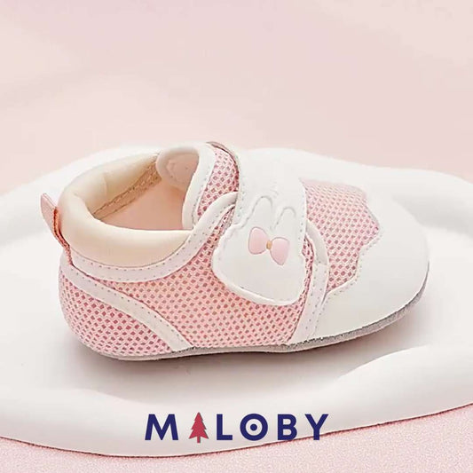 Chaussons souples en rose pour bébé fille, parfaits pour l'anniversaire et le quotidien.