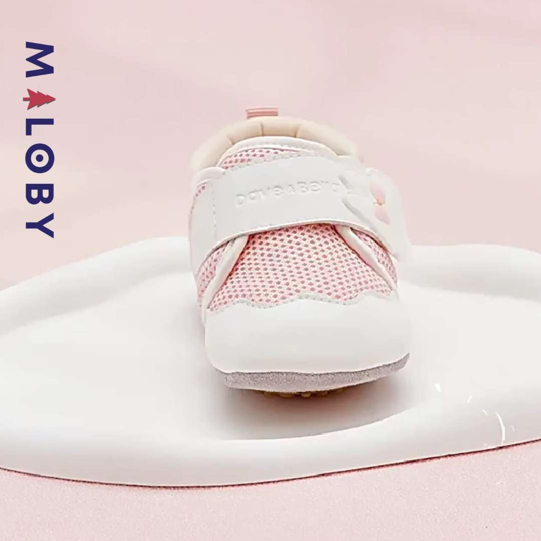 Chaussons souples en rose pour bébé fille, parfaits pour l'anniversaire et le quotidien.