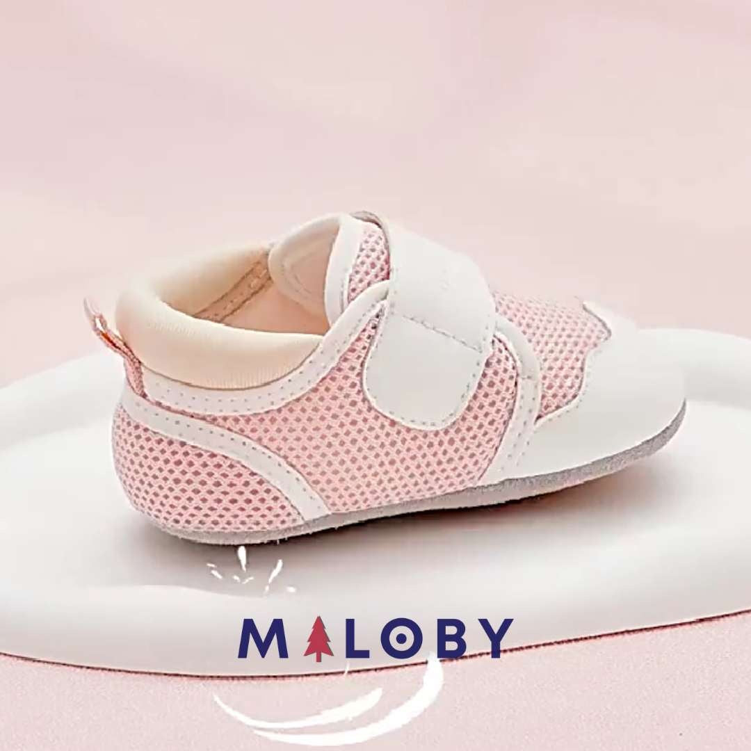 Chaussons souples en rose pour bébé fille, parfaits pour l'anniversaire et le quotidien.