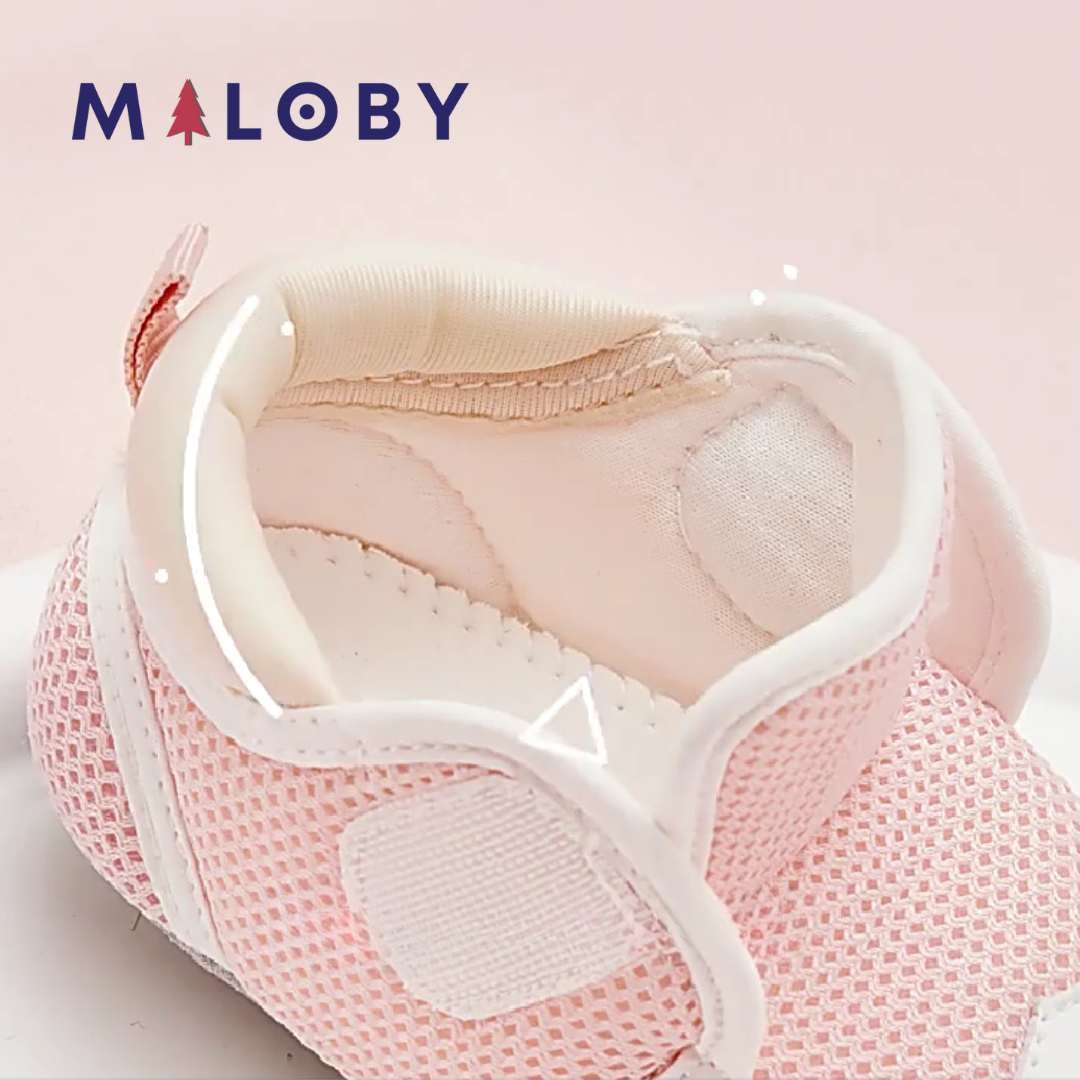 Chaussons souples en rose pour bébé fille, parfaits pour l'anniversaire et le quotidien.