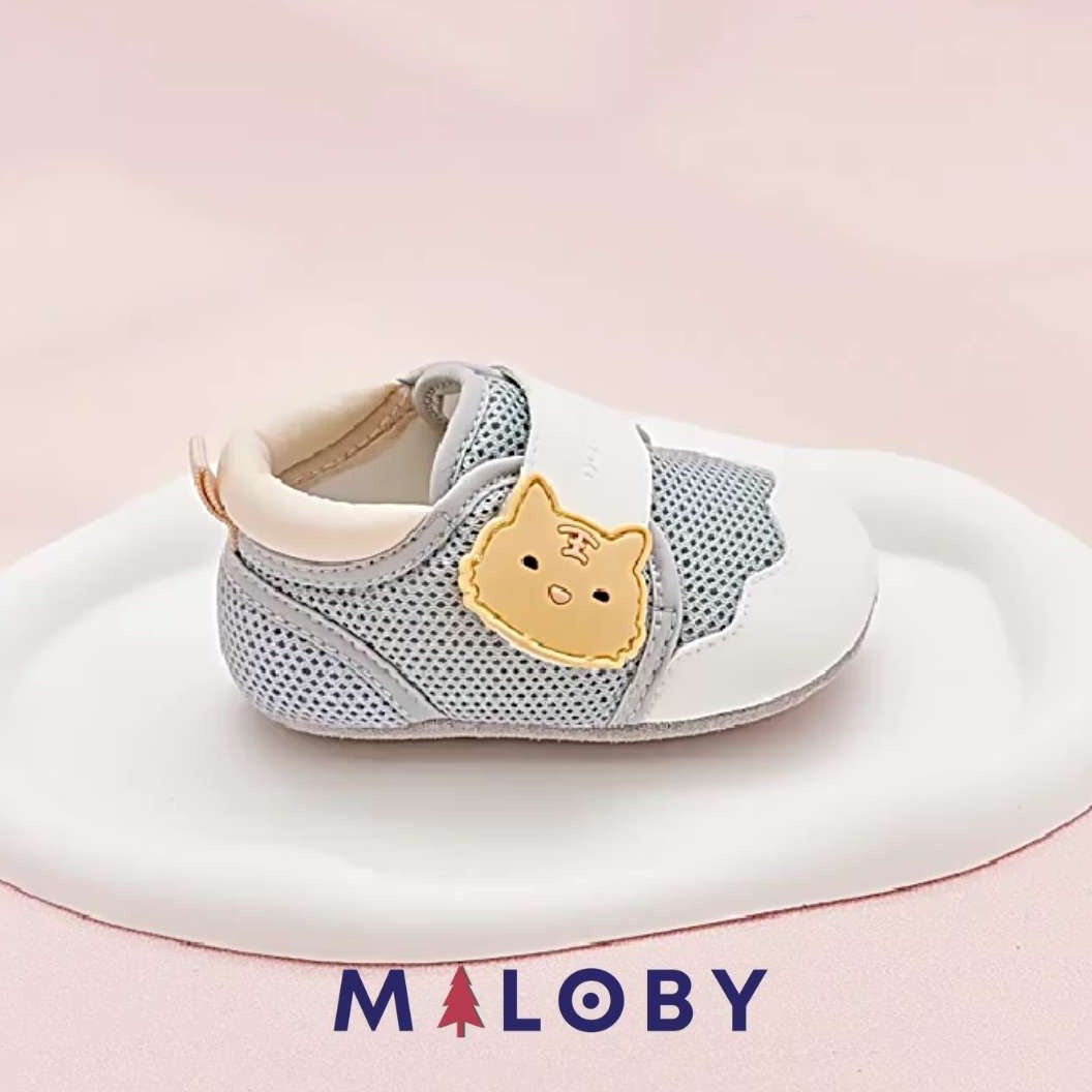 Chaussons souples Bébé Garçon en bleu de la marque MALOBY, confort et style pour les petits pieds.