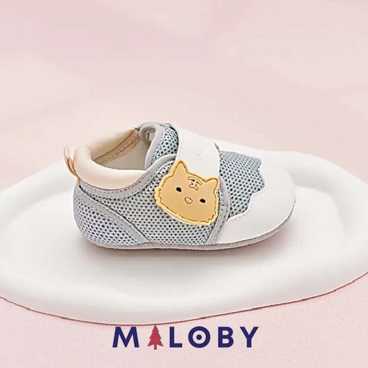 Chaussons souples Bébé Garçon en bleu de la marque MALOBY, confort et style pour les petits pieds.