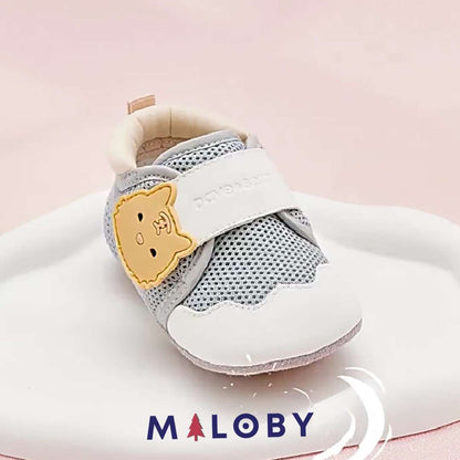 Chaussons souples Bébé Garçon en bleu de la marque MALOBY, confort et style pour les petits pieds.