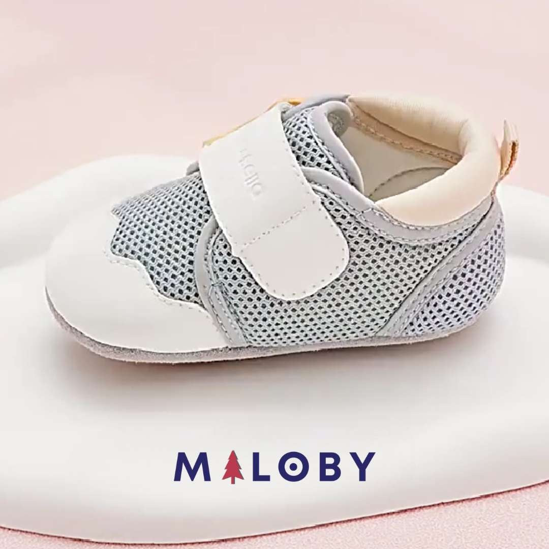 Chaussons souples Bébé Garçon en bleu de la marque MALOBY, confort et style pour les petits pieds.