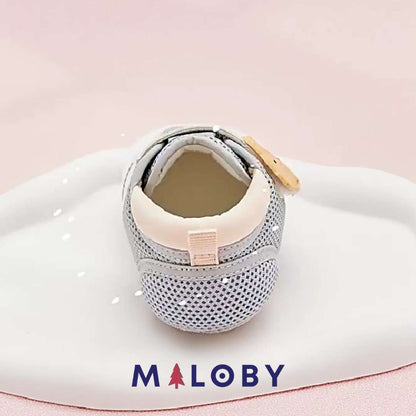 Chaussons souples Bébé Garçon en bleu de la marque MALOBY, confort et style pour les petits pieds.