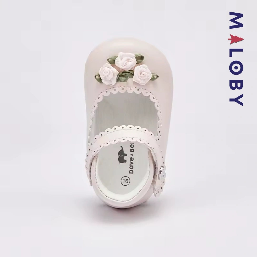 Chaussures cérémonie fleurette pour bébé fille en beige, idéales pour occasions spéciales.