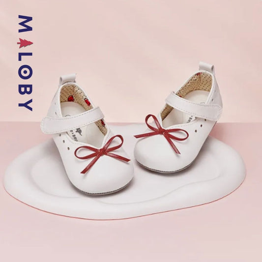 Chaussures premiers pas blanches à noeud pour enfants, idéal pour les anniversaires et occasions spéciales.