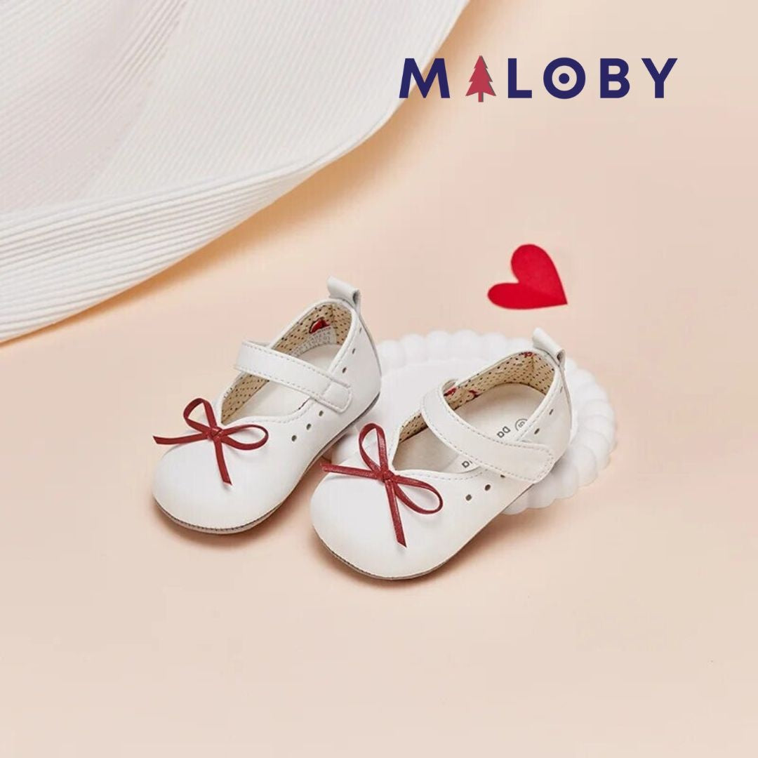 Chaussures premiers pas blanches à noeud pour enfants, idéal pour les anniversaires et occasions spéciales.