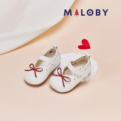 Chaussures premiers pas blanches à noeud pour enfants, idéal pour les anniversaires et occasions spéciales.