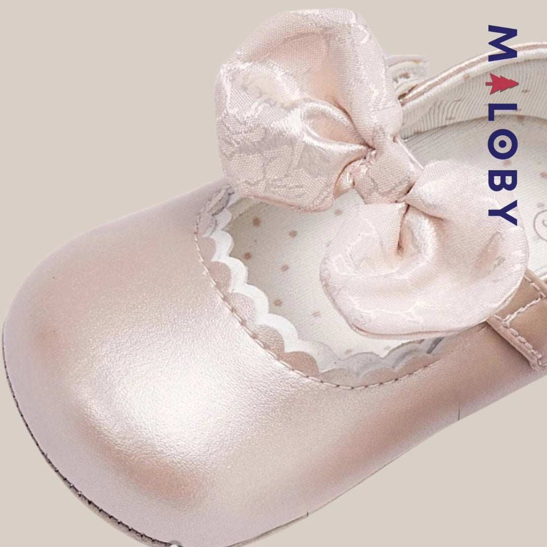 Chaussures premières pas nœud floral pour filles, parfaites pour les célébrations et la mode enfantine.