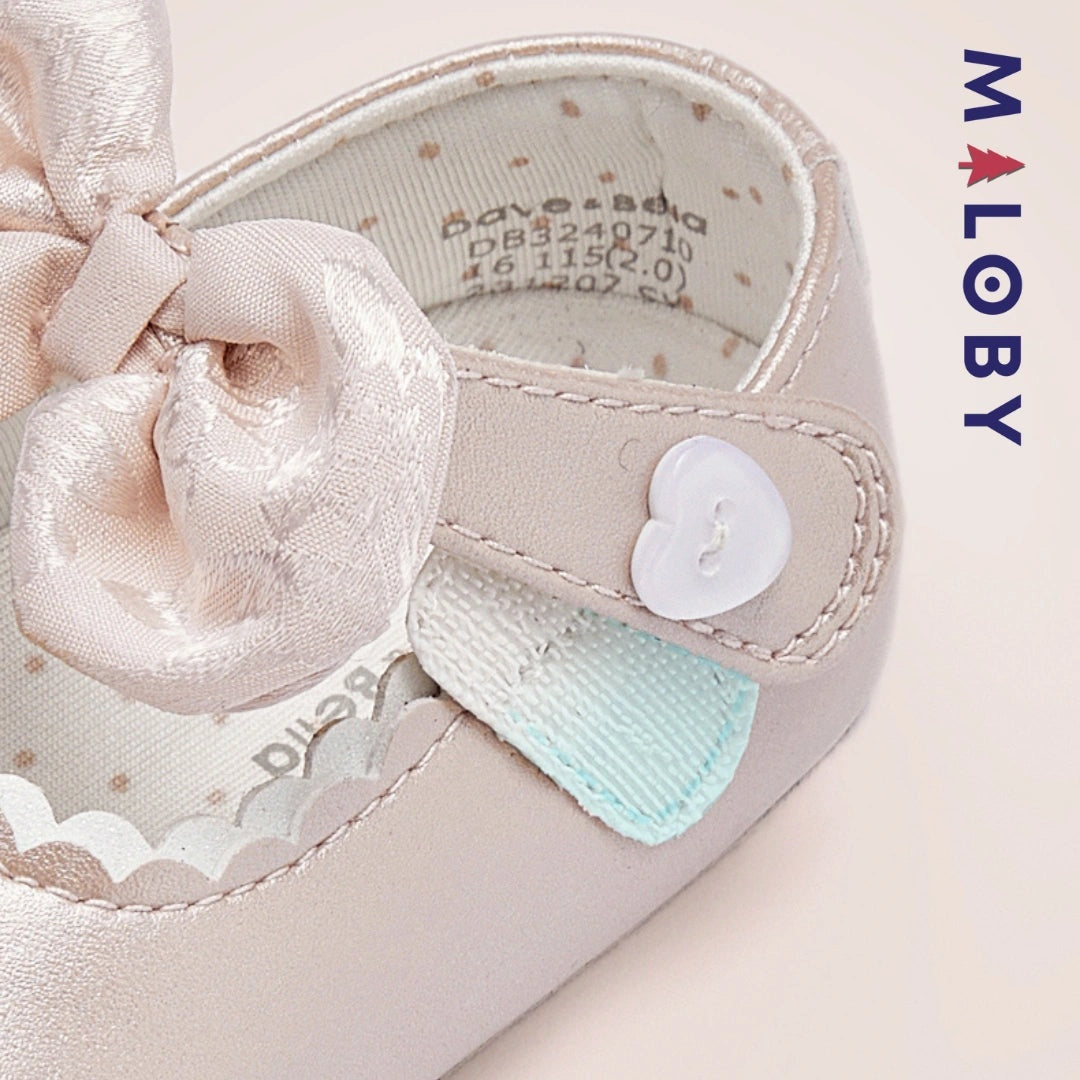 Chaussures premières pas nœud floral pour filles, parfaites pour les célébrations et la mode enfantine.