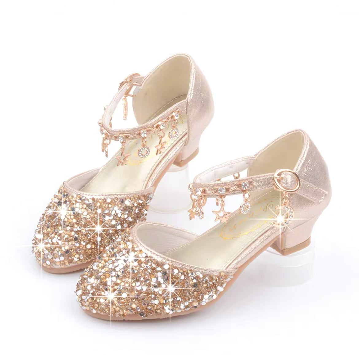 Chaussures de princesses à talons pour enfants, idéales pour les anniversaires et occasions spéciales.