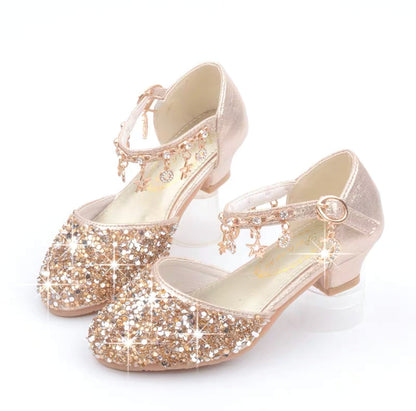 Chaussures de princesses à talons pour enfants, idéales pour les anniversaires et occasions spéciales.
