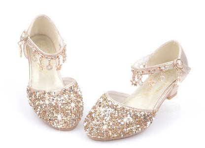 Chaussures de princesses à talons pour enfants, idéales pour les anniversaires et occasions spéciales.