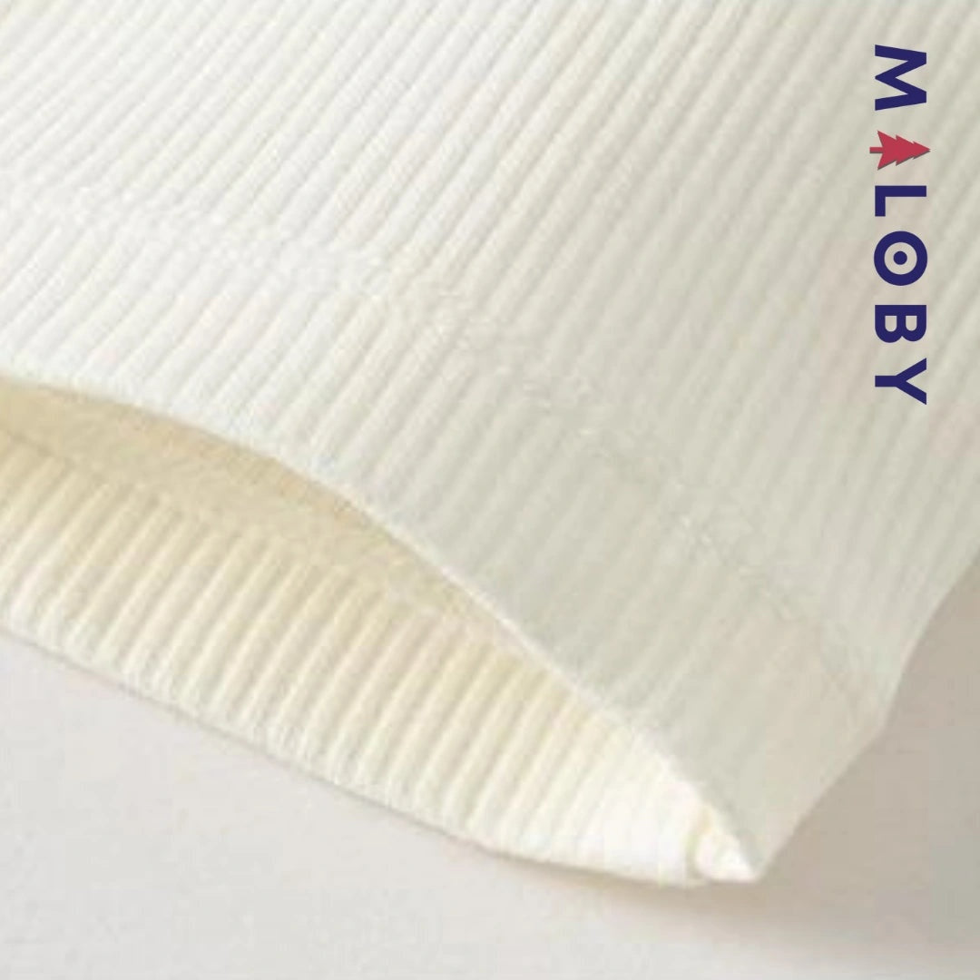 Chemise à col volanté blanche pour fille, idéale pour les occasions spéciales et les anniversaires.