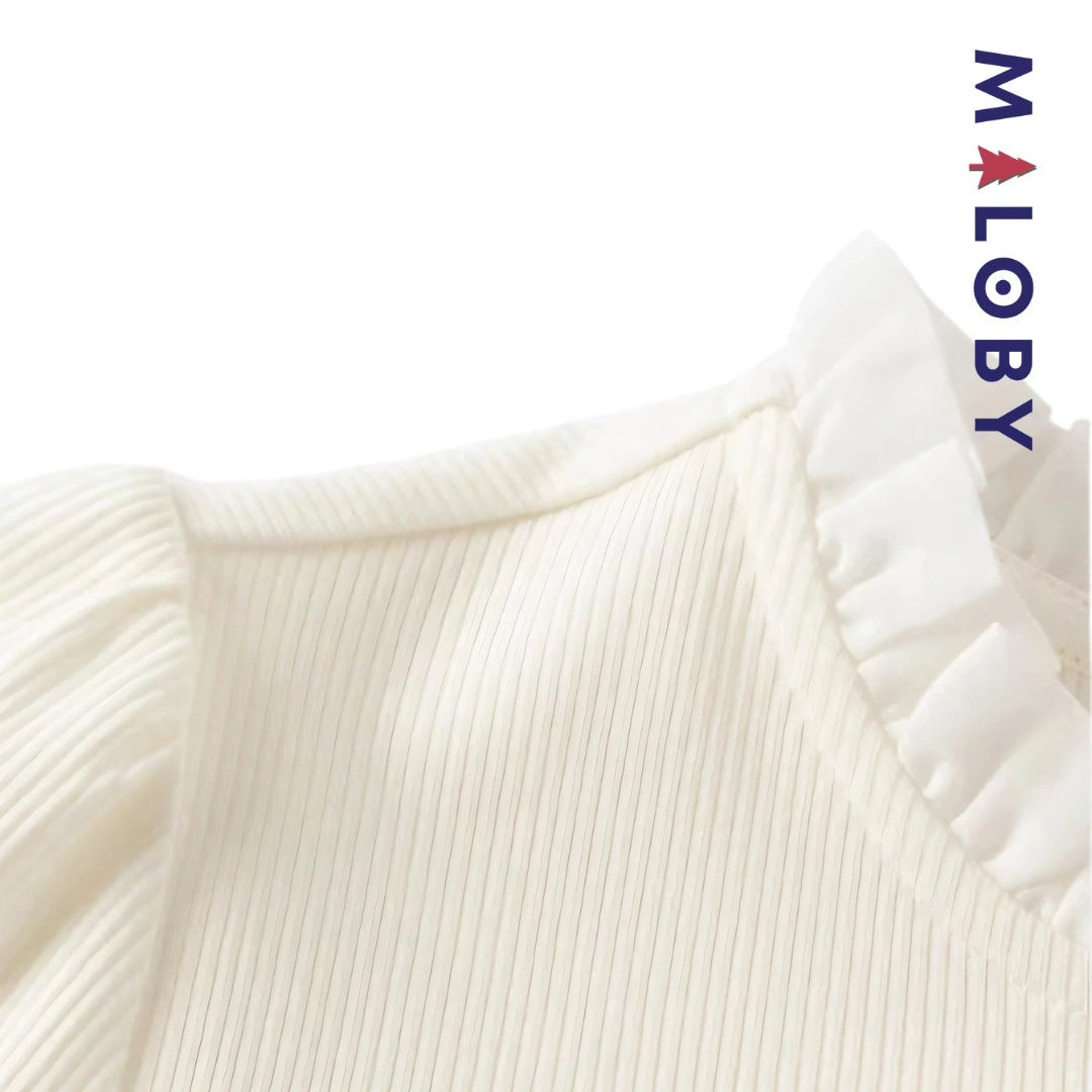 Chemise à col volanté blanche pour fille, idéale pour les occasions spéciales et les anniversaires.