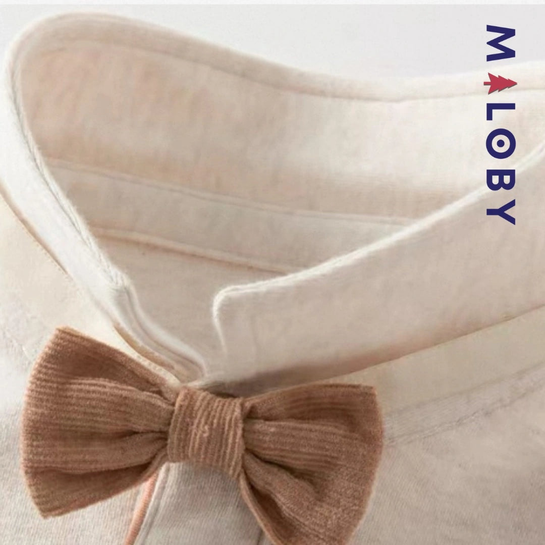 Chemise à nœud papillon pour garçon en kaki clair, parfait pour les célébrations.