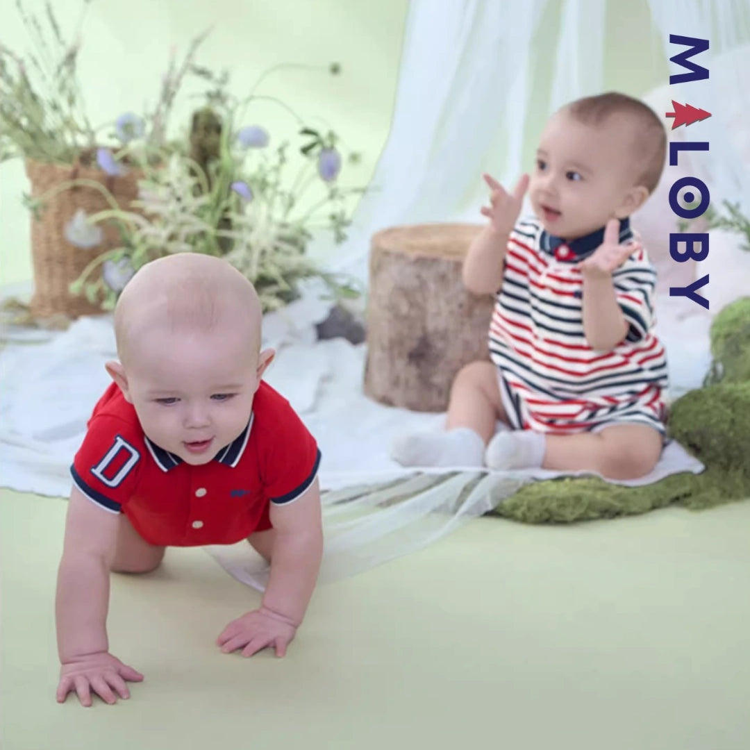 Combinaison bébé garçon rouge rayé, idéale pour anniversaires et événements spéciaux.