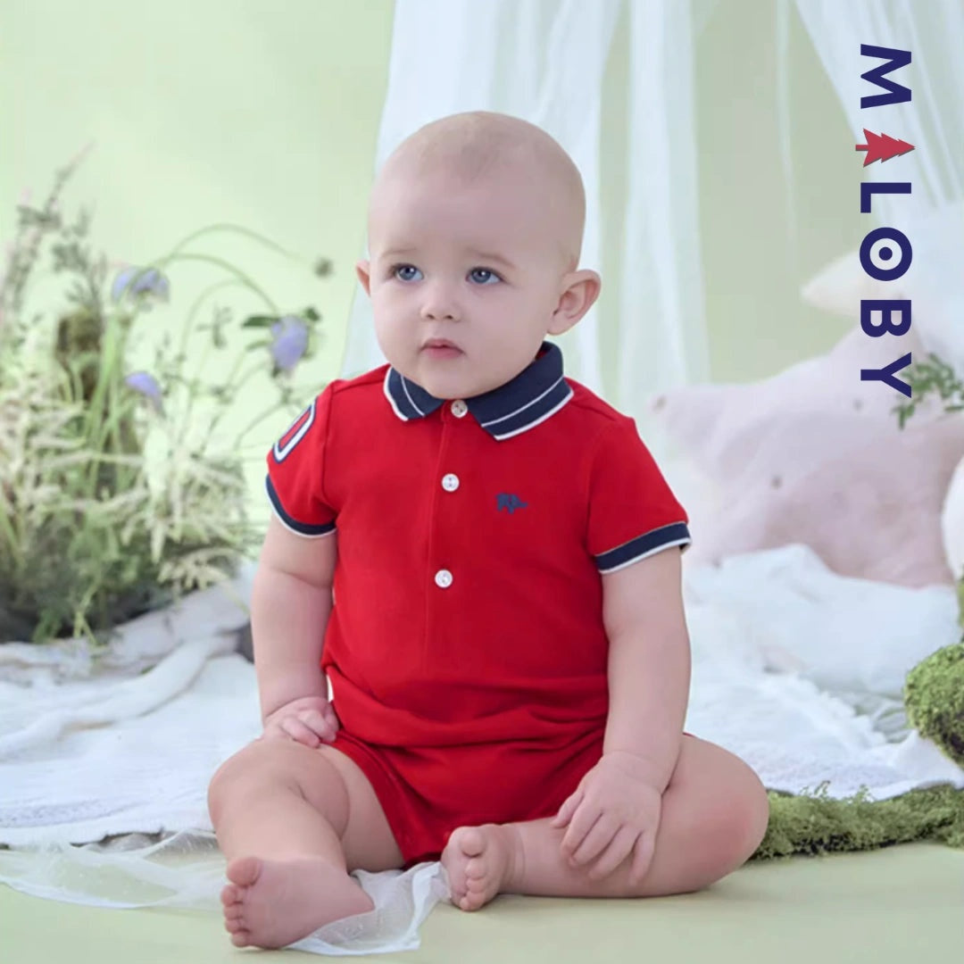 Combinaison bébé garçon rouge rayé, idéale pour anniversaires et événements spéciaux.