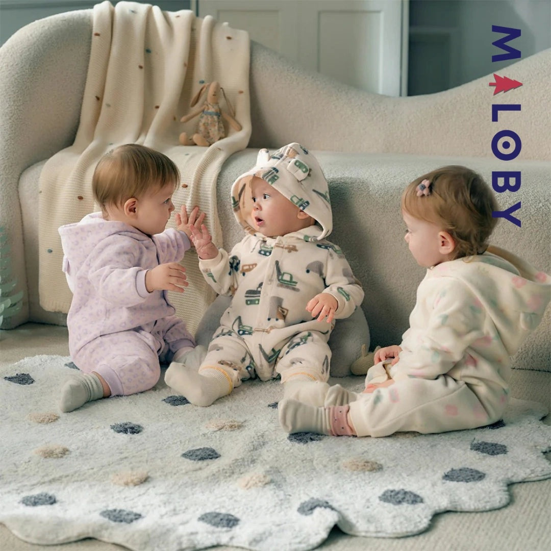 Combinaison longue à capuche imprimée pour bébé, idéale pour les anniversaires.