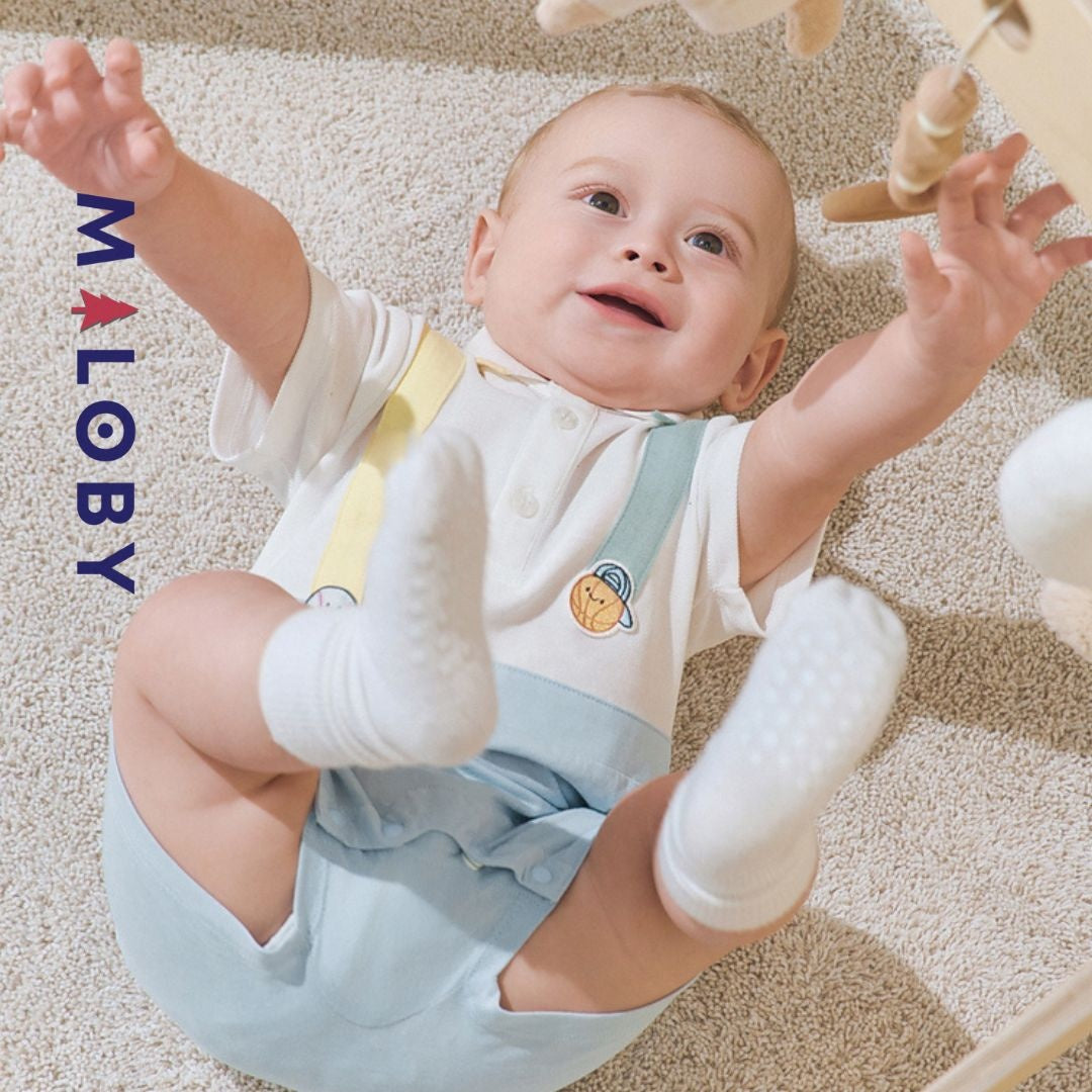 Combishort bébé garçon en piqué de coton blanc, parfait pour les occasions spéciales.