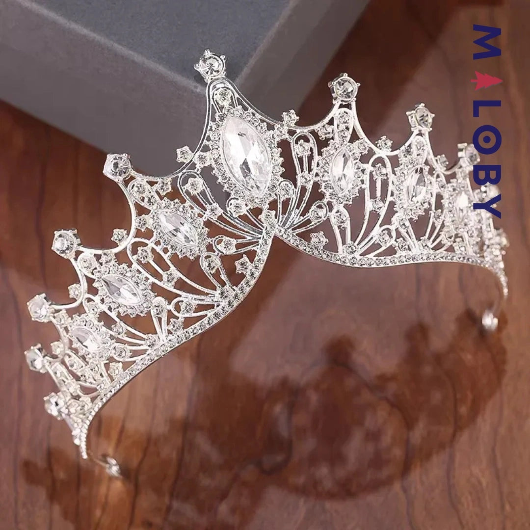 Couronne argentée pour fille - accessoire cheveux élégant pour anniversaires et occasions spéciales.