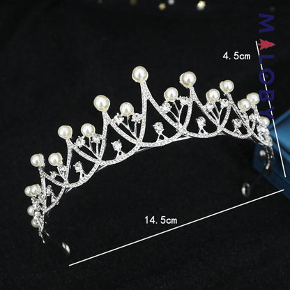 Couronne argentée à perles pour fille, idéale pour anniversaires et occasions spéciales.