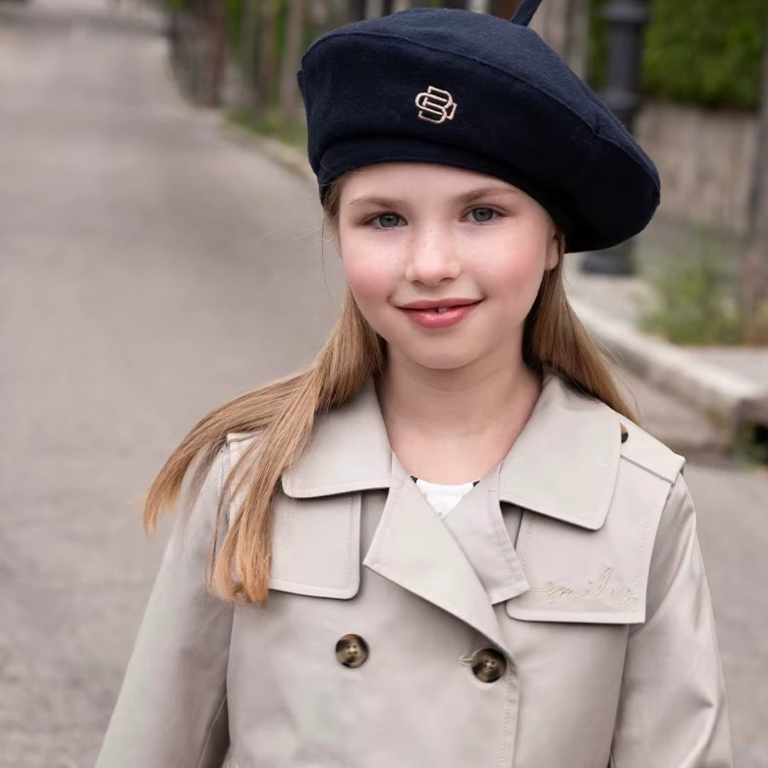 Trench uni beige pour fille, idéal pour les vêtements enfants et les anniversaires.