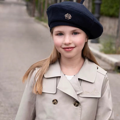 Trench uni beige pour fille, idéal pour les vêtements enfants et les anniversaires.