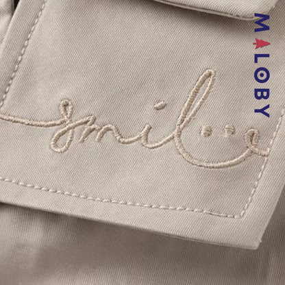Trench uni beige pour fille, idéal pour les vêtements enfants et les anniversaires.