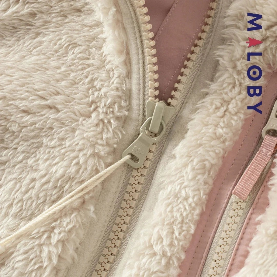 Veste sans manches en peluche rose pour fille, idéale pour les vêtements enfants et anti-allergiques.