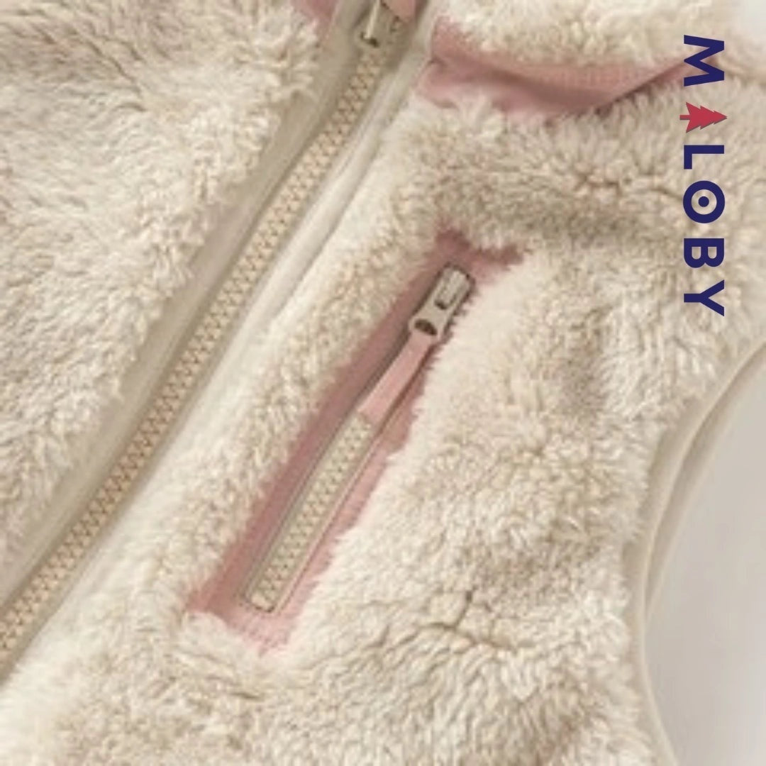 Veste sans manches en peluche rose pour fille, idéale pour les vêtements enfants et anti-allergiques.
